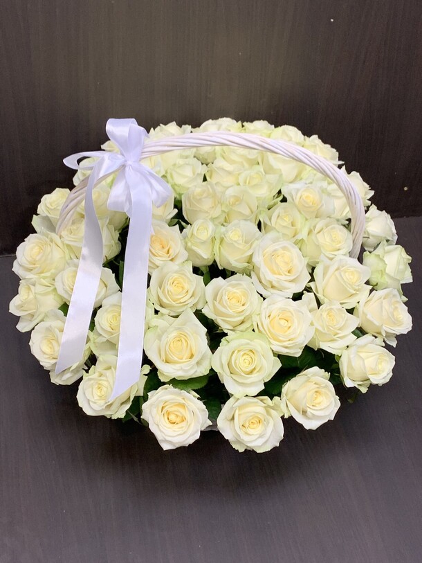 Букет цветов Белая роза 51 в корзине за 17638₽ с доставкой в Москве от GOLDEN ROSE на Flawery