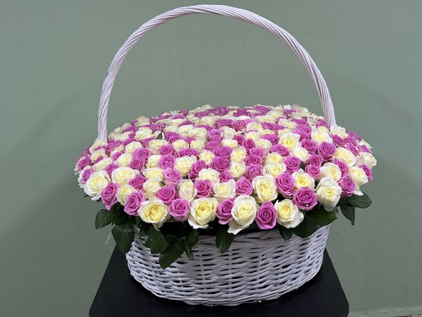 Букет цветов Роза микс 301 в корзине за 70698₽ с доставкой в Москве от GOLDEN ROSE на Flawery