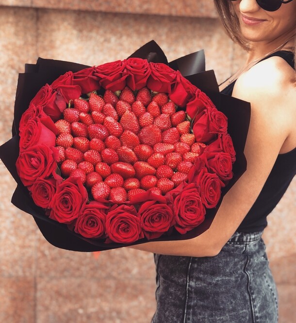Букет цветов Клубника с розами. за 16966₽ с доставкой в Москве от GOLDEN ROSE на Flawery