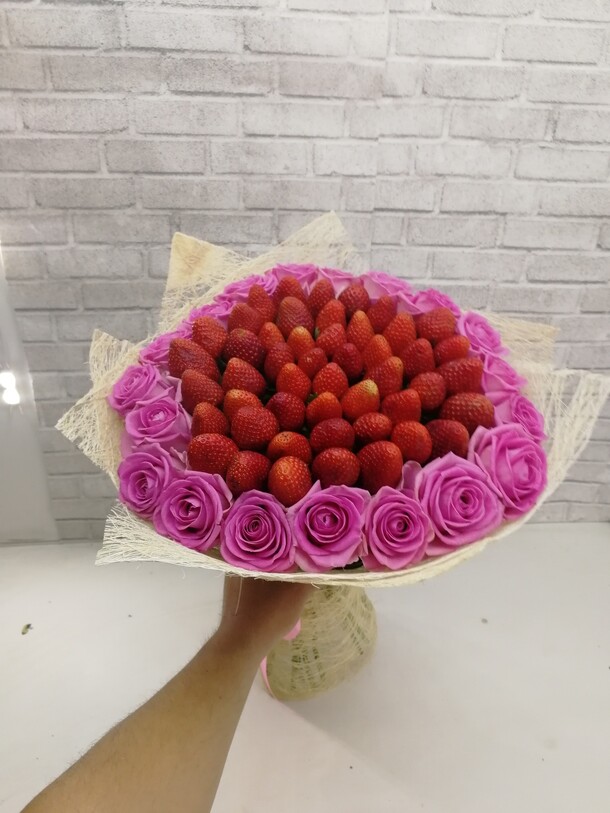 Букет цветов Клубника с розами. за 17458₽ с доставкой в Москве от GOLDEN ROSE на Flawery