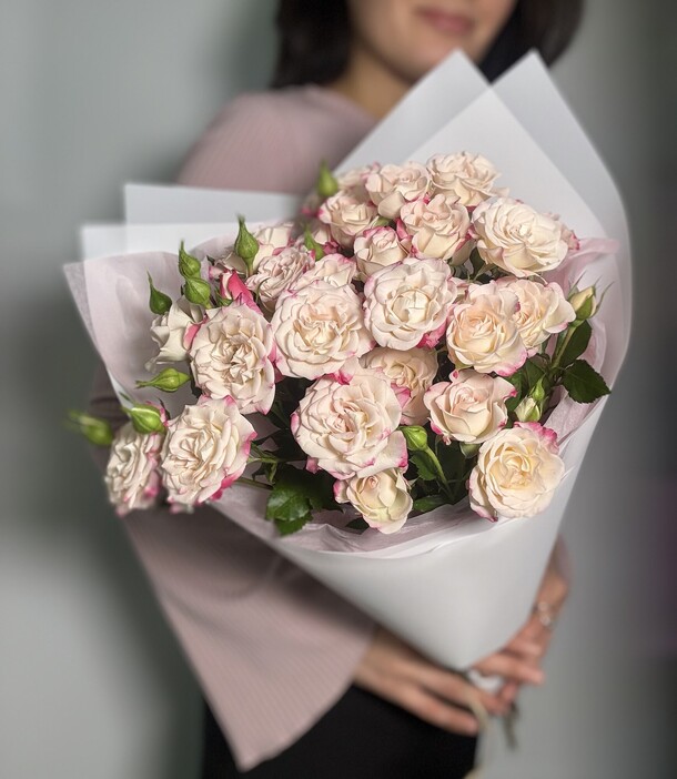 Букет кустовых роз за 3800₽ с доставкой в Москве от Роль Цветов на Flawery