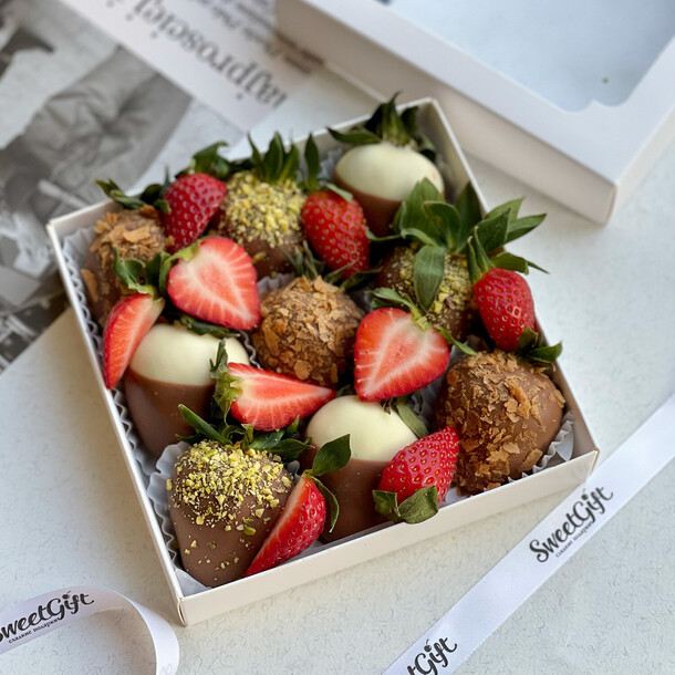Клубника в шоколаде "калейдоскоп" за 4010₽ с доставкой в Москве от SweetGift на Flawery