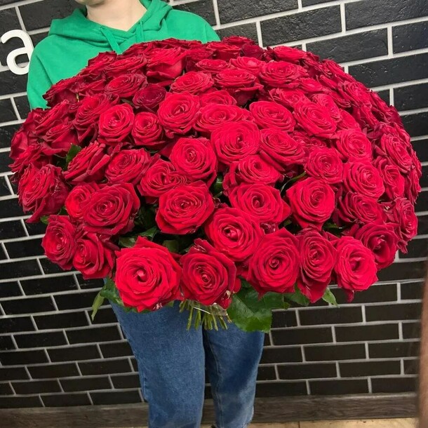 Букет из 101 красной розы ред наоми за 16990₽ с доставкой в Москве от Цветы и подарки ТРЦ Рио на Flawery