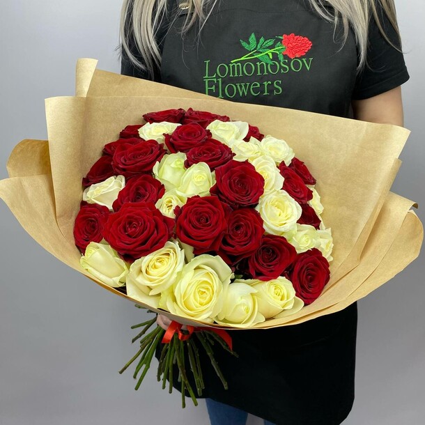 Букет цветов 39 красно-белых роз за 7490₽ с доставкой в Москве от Lomonosov Flowers на Flawery