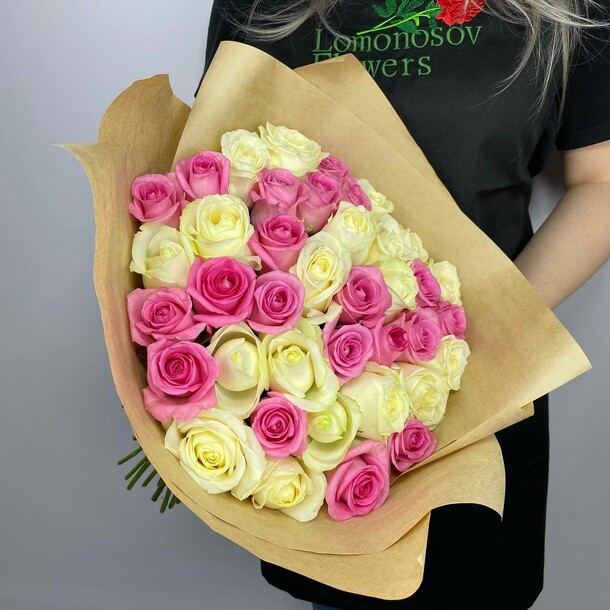 Букет из 39 бело-розовых роз за 7490₽ с доставкой в Москве от Lomonosov Flowers на Flawery