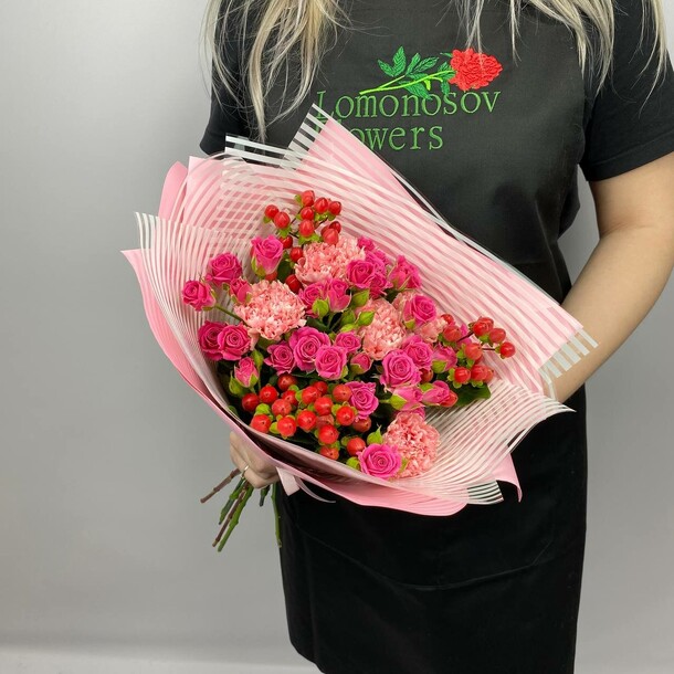 Букет из кустовых роз и гвоздик за 3490₽ с доставкой в Москве от Lomonosov Flowers на Flawery