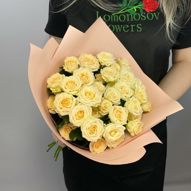 Букет из кремовых кустовых роз за 3990₽ с доставкой в Москве от Lomonosov Flowers на Flawery