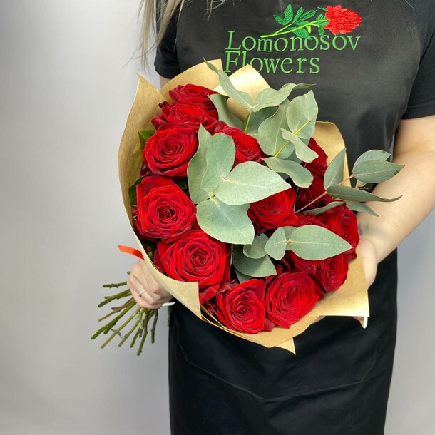 Букет из красных роз с эвкалиптом за 4990₽ с доставкой в Москве от Lomonosov Flowers на Flawery