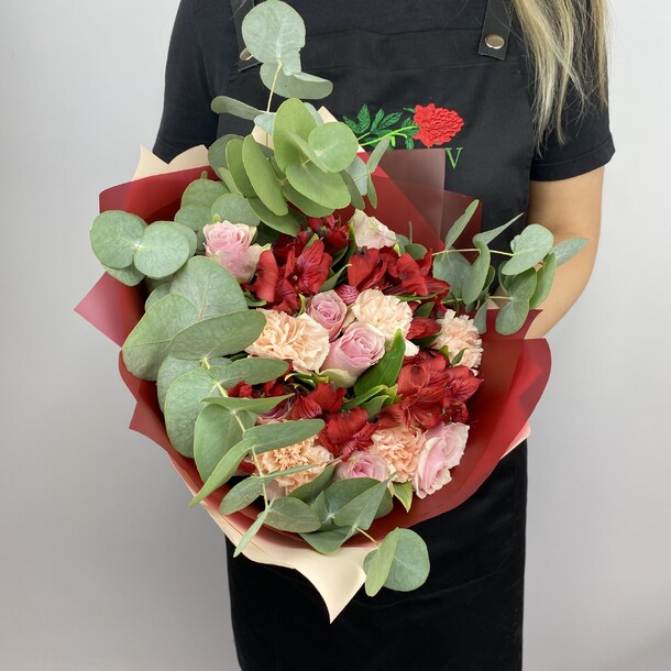 Букет из альстромерий, роз и гвоздик за 4901₽ с доставкой в Москве от Lomonosov Flowers на Flawery