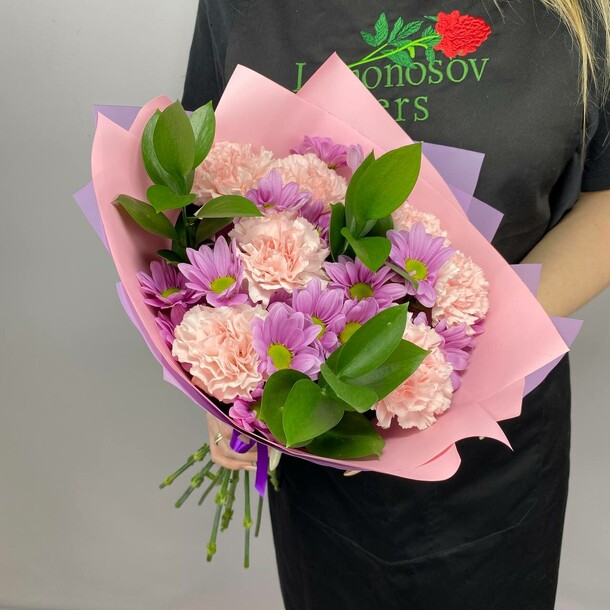Букет из гвоздик и хризантем за 3801₽ с доставкой в Москве от Lomonosov Flowers на Flawery