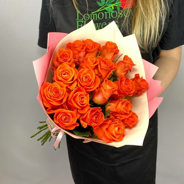 Букет из 19 коралловых роз за 4490₽ с доставкой в Москве от Lomonosov Flowers на Flawery