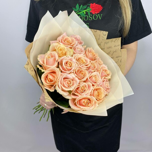 Букет из 19 бежевых роз за 4490₽ с доставкой в Москве от Lomonosov Flowers на Flawery