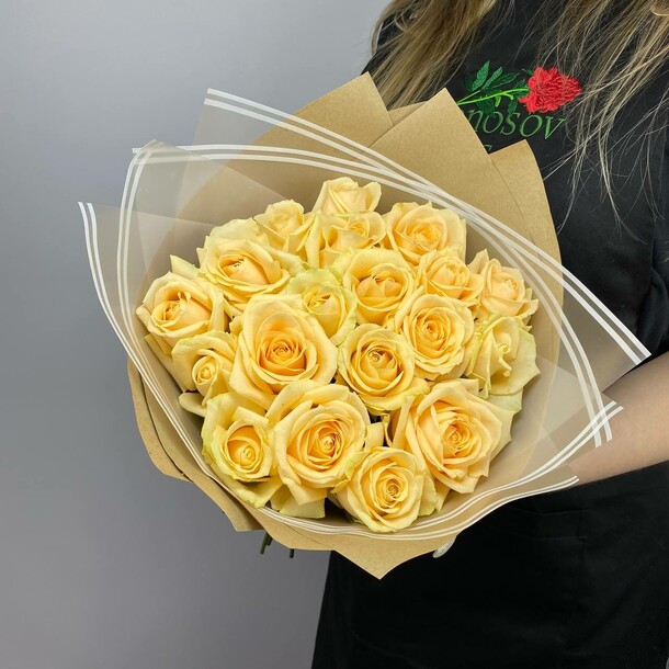 Букет из 19 кремовых роз за 4490₽ с доставкой в Москве от Lomonosov Flowers на Flawery