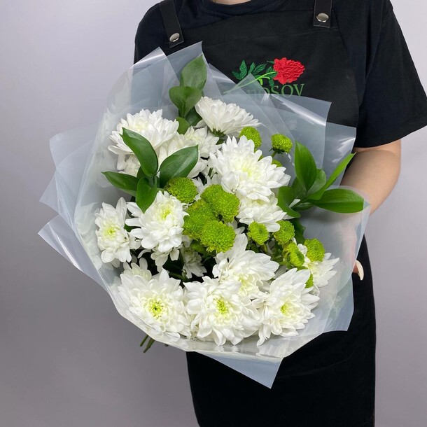 Букет из хризантем и листьев рускуса за 3519₽ с доставкой в Москве от Lomonosov Flowers на Flawery