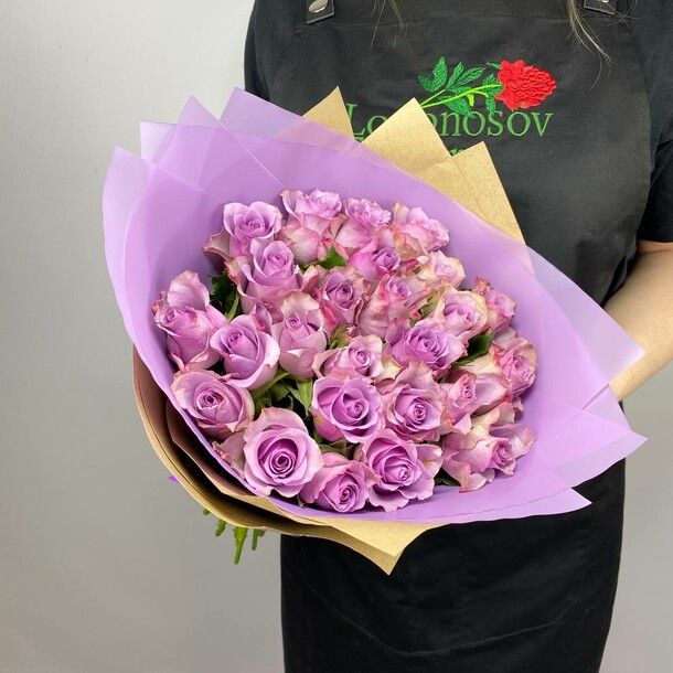 Букет из 25 фиолетовых роз за 6190₽ с доставкой в Москве от Lomonosov Flowers на Flawery