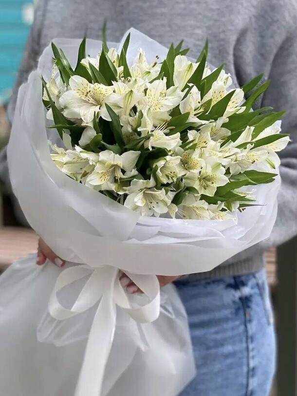 Букет из белых альстромерий, артикул F1282628 - 3990 рублей, доставка ...