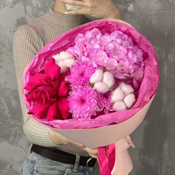 Букет цветов Яркий романтичный букет💕 французская роза, розовая хризантема, хлопок, гортензия за 4790₽ с доставкой в Москве от Флоэма на Flawery
