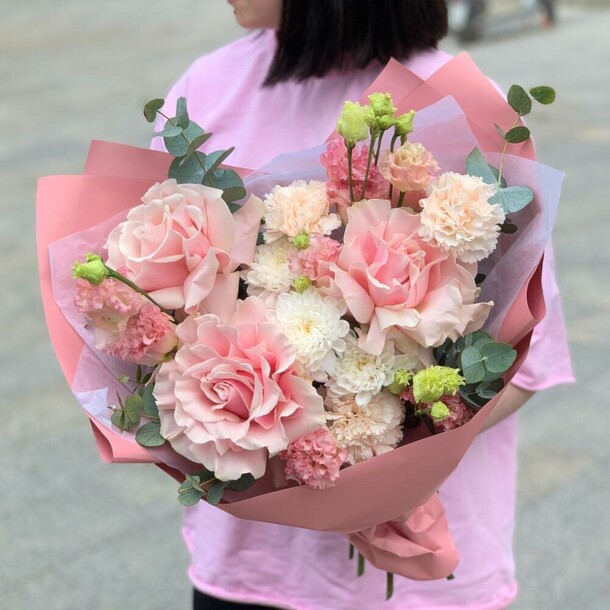 Букет цветов 🌸 нежность утра: авторский букет с французскими розами, кустовой хризантемой, диантусами, эустомой и эвкалиптом за 7590₽ с доставкой в Москве от Флоэма на Flawery