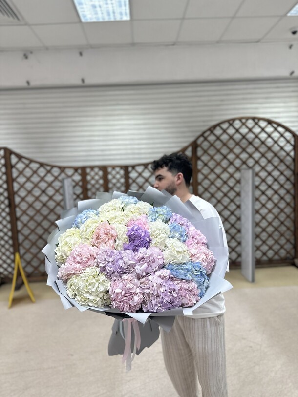 Букет из 25 гортензии колумбия 🇨🇴, артикул F1304743 - 16990 рублей, доставка по городу. Flawery - доставка цветов