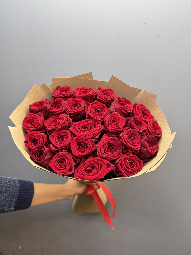 Букет из 25 красных роз 🌹, артикул F1559045 - 4790 рублей, доставка по городу. Flawery - доставка цветов