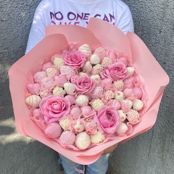 Букет из клубники в шоколаде с розами 💖💖💖 красивый с цветами за 4307₽ с доставкой в Москве от MosBerry на Flawery