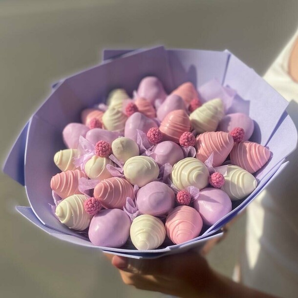 Букет из клубники в шоколаде, нежный 💞💜, артикул F1286900 - 2941 рублей, доставка по городу. Flawery - доставка цветов