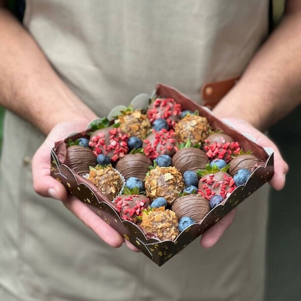 Клубника в шоколаде коробочка 12-16 штук 🍓🤎 за 1906₽ с доставкой в Москве от MosBerry на Flawery