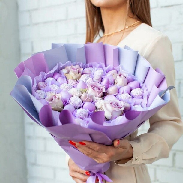 Букет из клубники в шоколаде с розами, фиолетовый 💜🤍 красивый с цветами за 5050₽ с доставкой в Москве от MosBerry на Flawery
