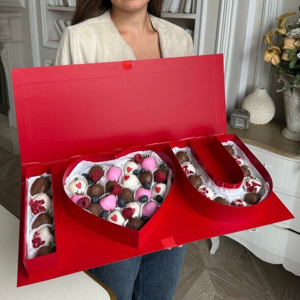Коробочка с клубникой в шоколаде i love you box за 8467₽ с доставкой в Москве от MosBerry на Flawery
