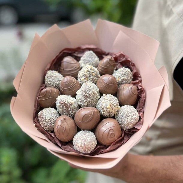 Букет из клубники в шоколаде и арахисовой крошке 🤎 за 2837₽ с доставкой в Москве от MosBerry на Flawery