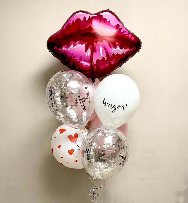 Букет из воздушных шаров «kiss» за 2910₽ с доставкой в Москве от HappyBalloons на Flawery