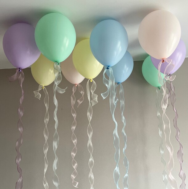 Воздушные шарики под потолок «нежные макарунс» на завивающейся ленте 🎈 за 2790₽ с доставкой в Москве от HappyBalloons на Flawery