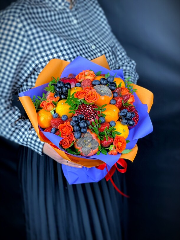 Букет из фруктов и цветов за 5500₽ с доставкой в Москве от BuketFood на Flawery