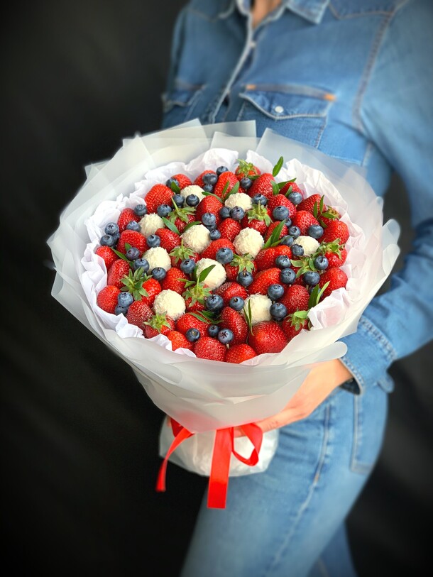 Букет из клубники и рафаэлло за 6000₽ с доставкой в Москве от BuketFood на Flawery