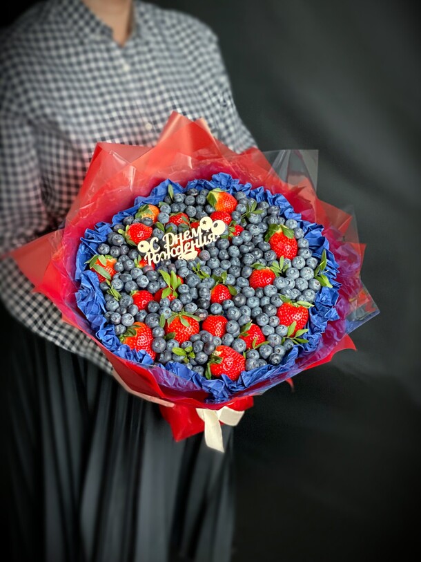 Букет из голубики и клубники за 6000₽ с доставкой в Москве от BuketFood на Flawery