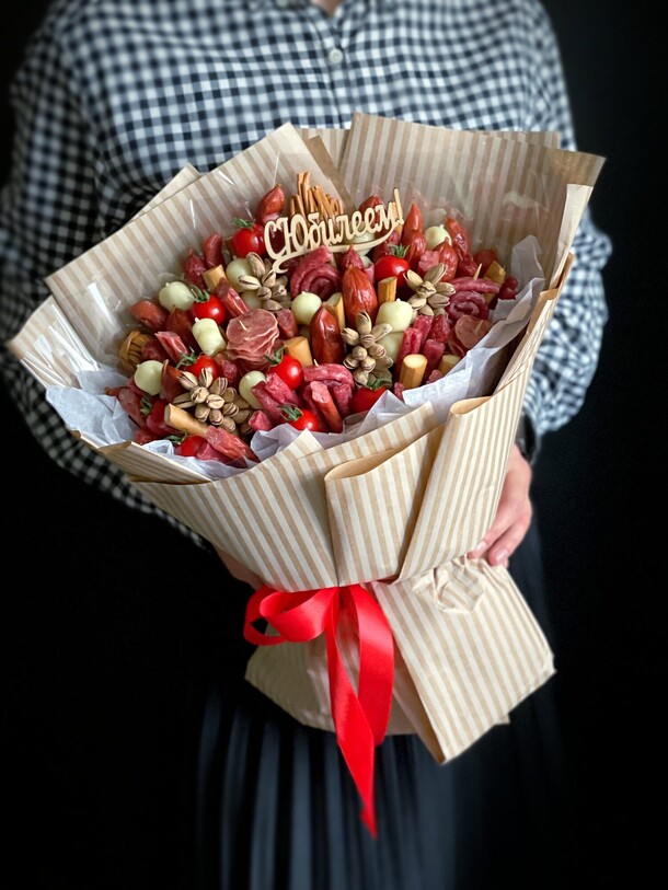 Букет из колбасок и сыров за 5300₽ с доставкой в Москве от BuketFood на Flawery