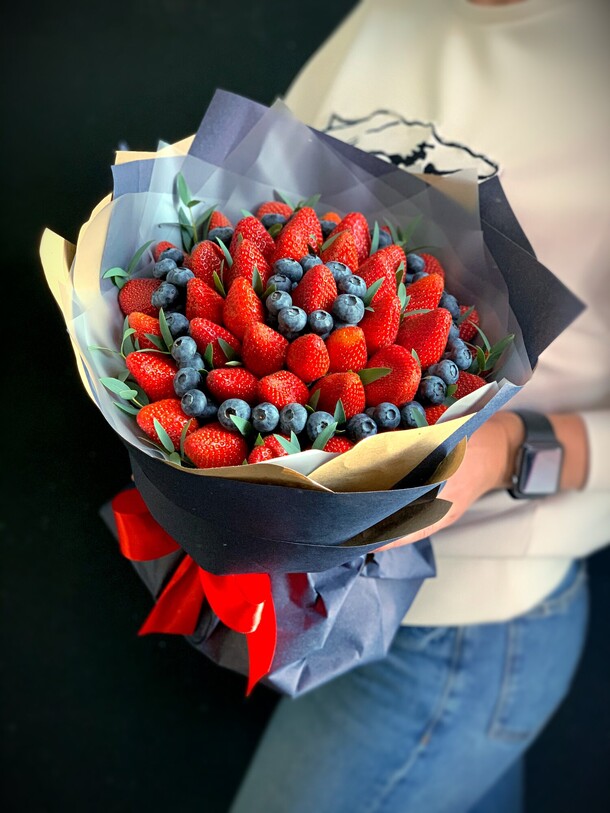 Букет из клубники и голубики за 7000₽ с доставкой в Москве от BuketFood на Flawery