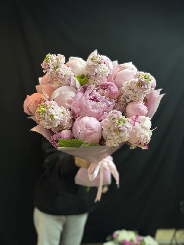 Букет цветов Пионы с маттиолами за 14950₽ с доставкой в Москве от ANADIA FLOWERS на Flawery
