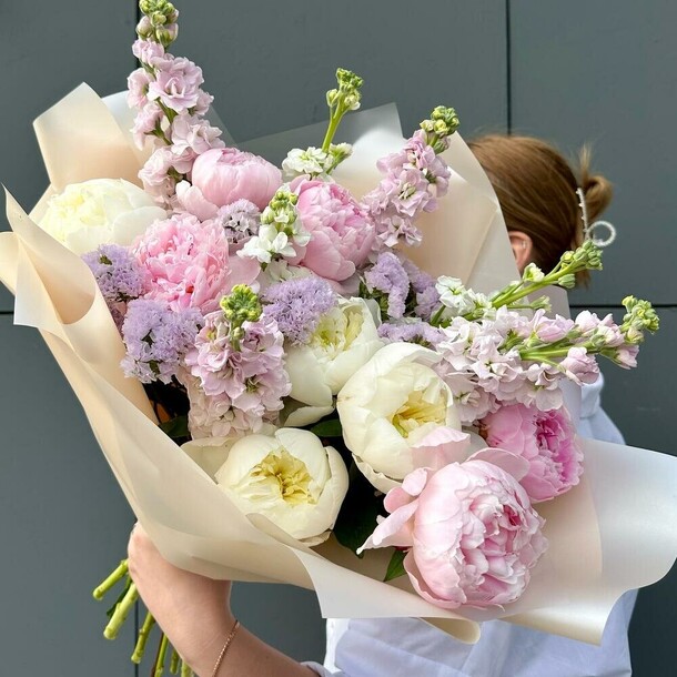 Букет пионы маттиола «шик лета» за 16500₽ с доставкой в Иваново от Eva’s Garden на Flawery