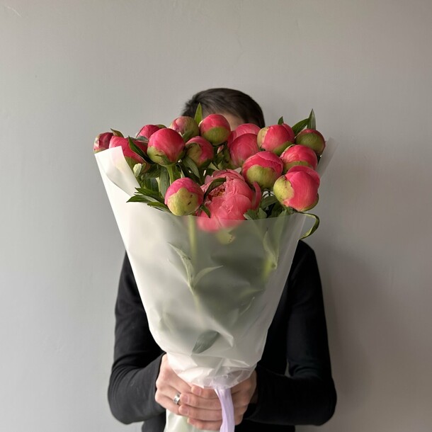 15 крупных итальянских пионов в стильной упаковке (49-0010), артикул F1276778 - 13350 рублей, доставка по городу. Flawery - доставка цветов