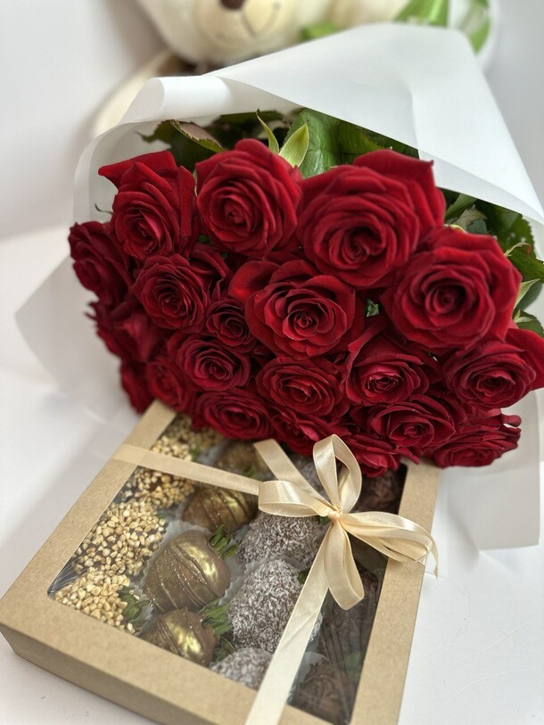 Букет цветов Комбо №010 за 9995₽ с доставкой в Саратове от YAMFLOWERS🍓КЛУБНИЧНЫЕ БУКЕТЫ,ЦВЕТЫ,ШАРЫ САРАТОВ 💐🎈 на Flawery