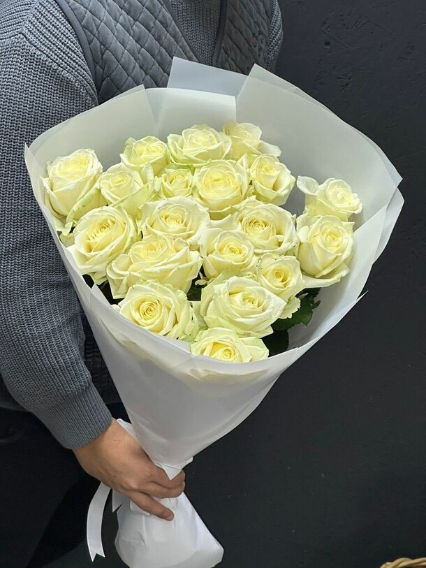 Букет из 19 белых роз 🤍 за 4700₽ с доставкой в Москве от Цветочник на Flawery