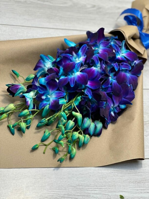 Букет из 9 синих орхидей в крафте💙💙💙 за 4100₽ с доставкой в Москве от Цветочник на Flawery