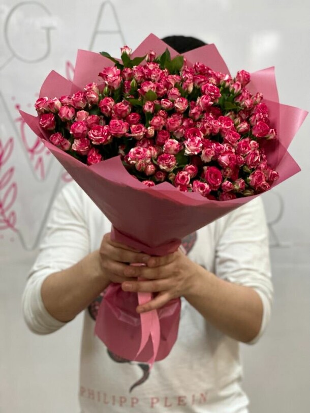Букет из 29 кустовых роз за 11990₽ с доставкой в Москве от Цветочник на Flawery
