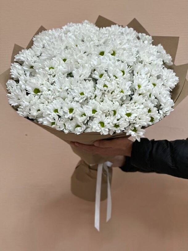 Букет из 15 белых кустовых хризантем в крафте за 3500₽ с доставкой в Москве от Цветочник на Flawery