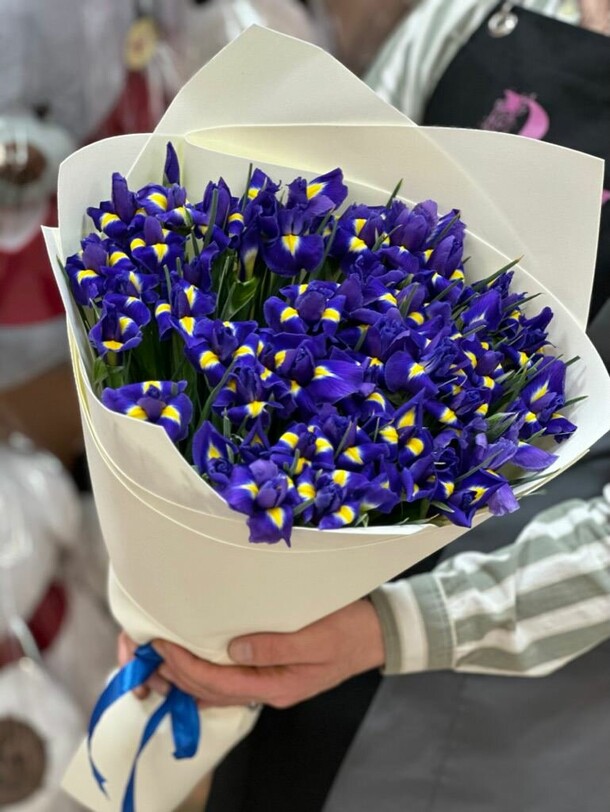 Букет из 49 синих ирисов 💙 за 6600₽ с доставкой в Москве от Цветочник на Flawery