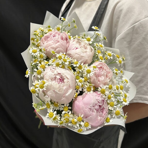 Букет пионы с ромашками за 4900₽ с доставкой в Москве от Boutique de fleurs на Flawery