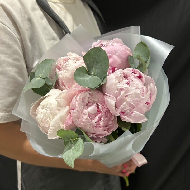 Букет пионы розовые с эвкалиптом за 4100₽ с доставкой в Москве от Boutique de fleurs на Flawery