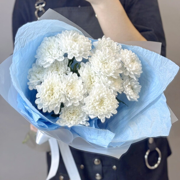 Букет цветов Белоснежные хризантемы в голубом тишью💙 за 3850₽ с доставкой в Москве от Цветы от Ольги на Flawery