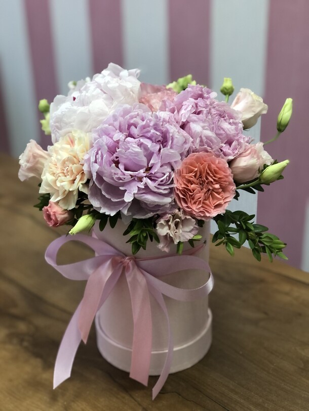 Букет цветов Композиция с пионами за 5100₽ с доставкой в Москве от Fiori D'arte на Flawery